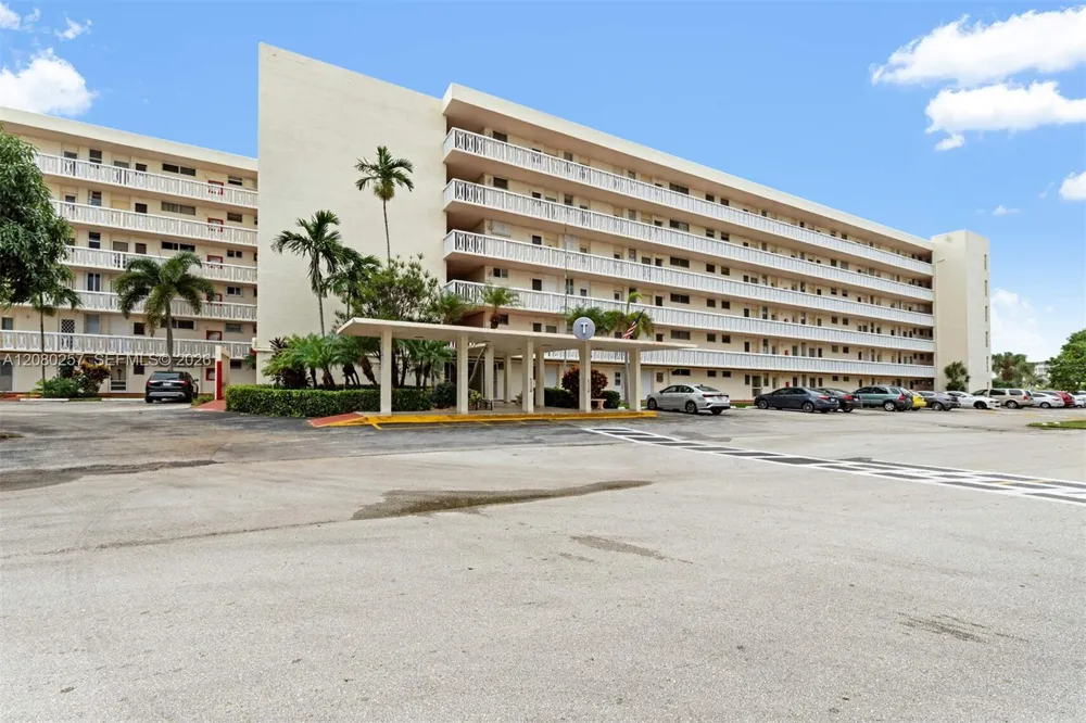 3030 Marcos Dr #T302 Aventura, FL 33160