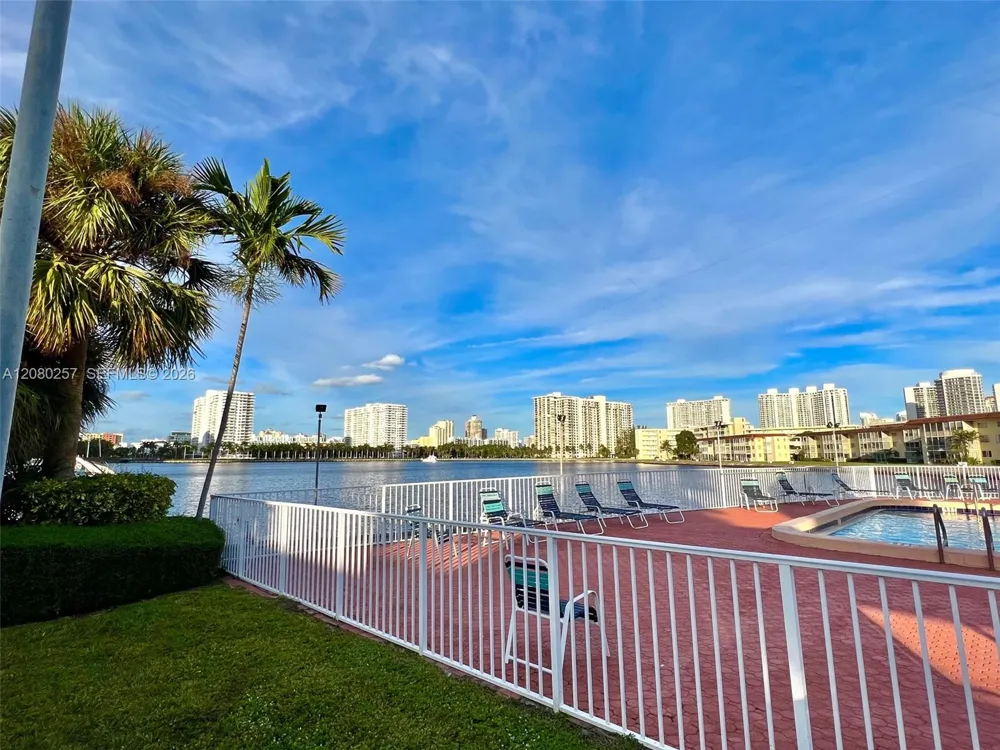 3030 Marcos Dr #T302 Aventura, FL 33160