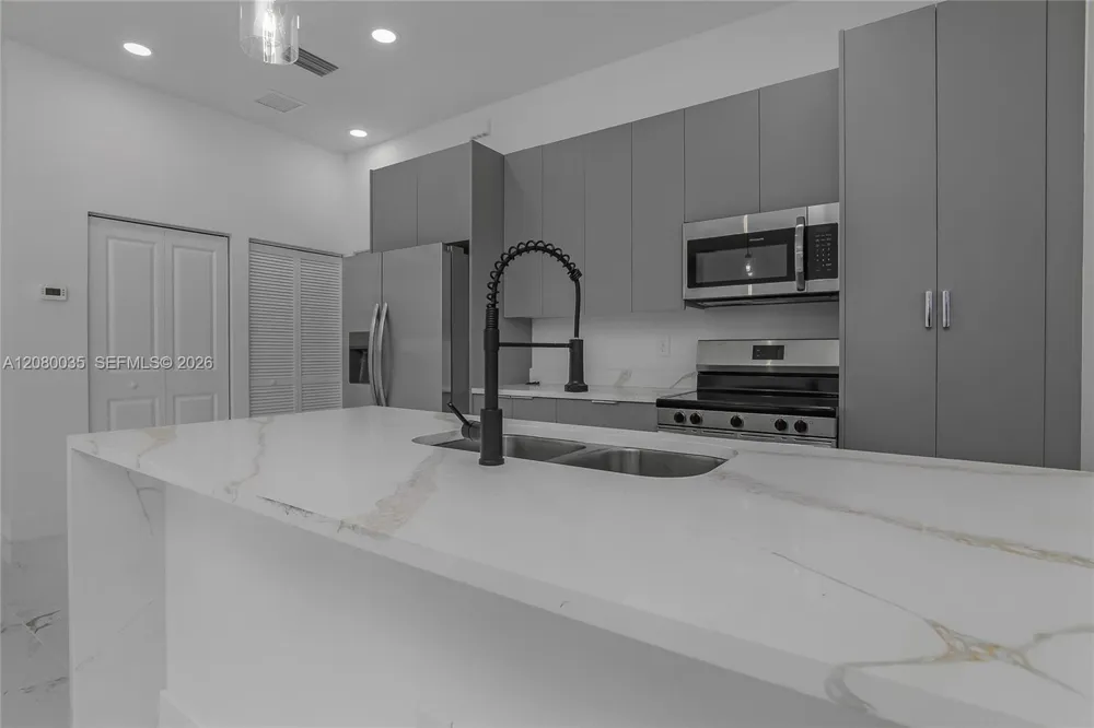 2035 NE 9th Ave Cape Coral, FL 33909