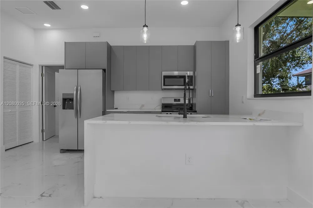2035 NE 9th Ave Cape Coral, FL 33909