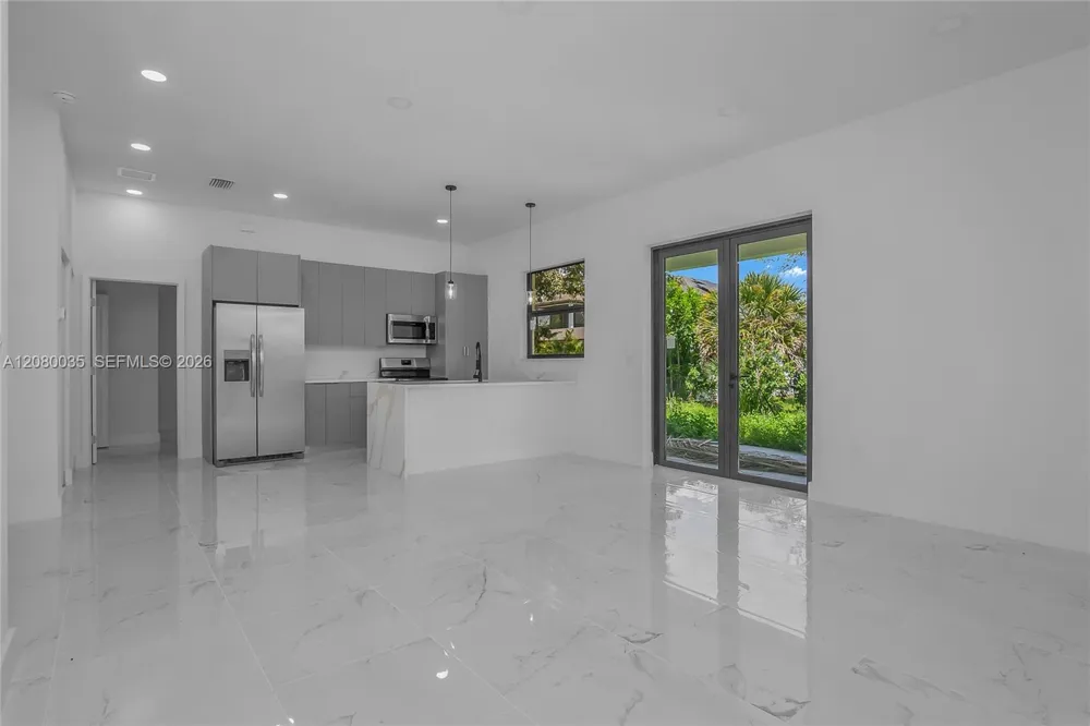 2035 NE 9th Ave Cape Coral, FL 33909