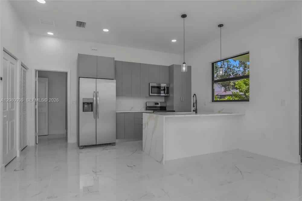 2035 NE 9th Ave Cape Coral, FL 33909