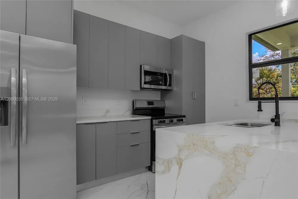 2035 NE 9th Ave Cape Coral, FL 33909