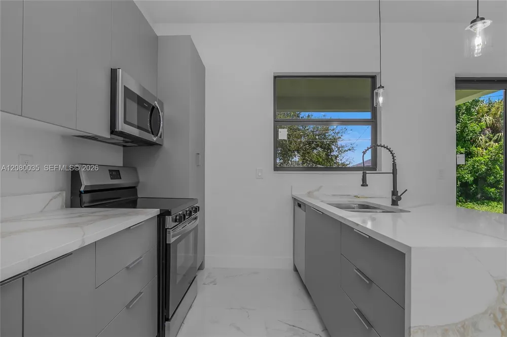 2035 NE 9th Ave Cape Coral, FL 33909