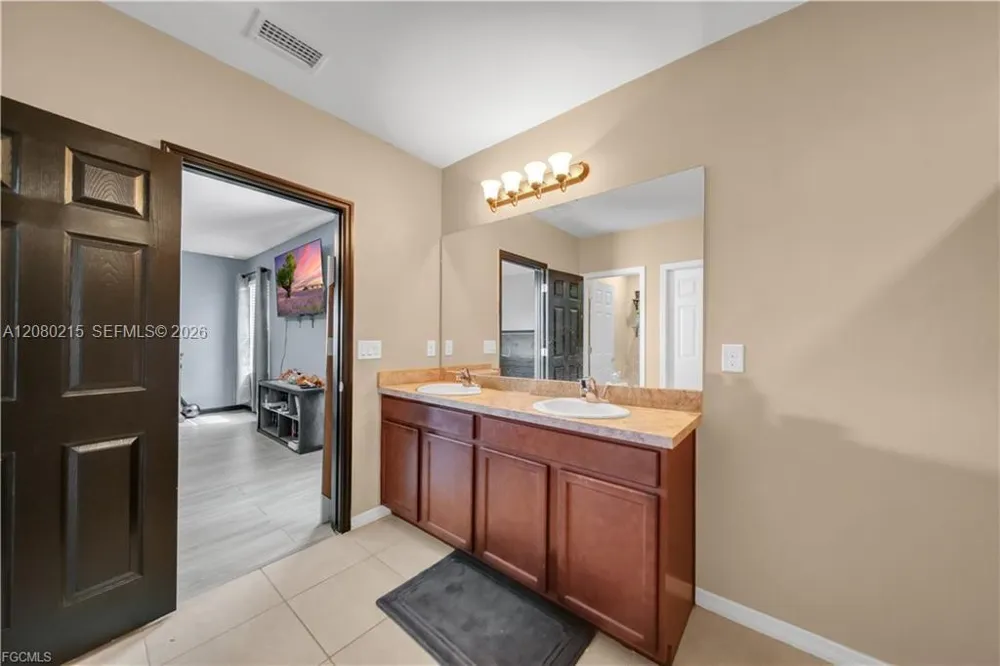 10549 Canal Brook LN Lehigh Acres, FL 33936