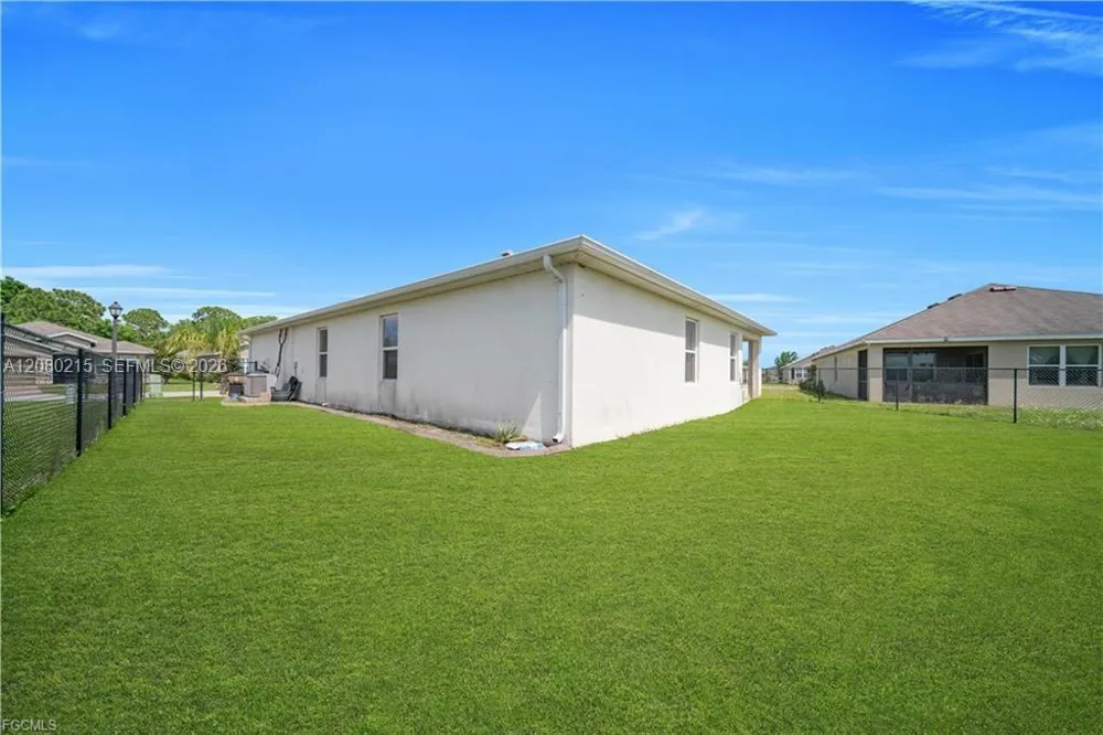 10549 Canal Brook LN Lehigh Acres, FL 33936