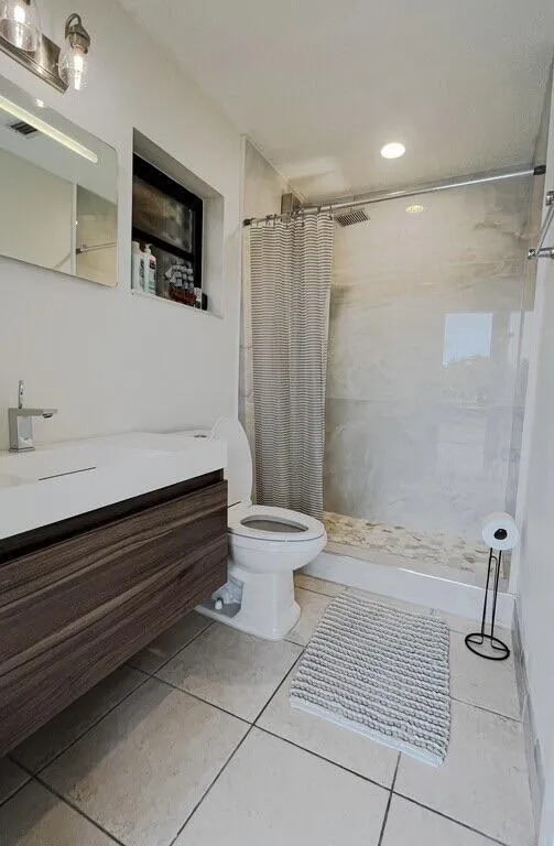 1104 WASHINGTON STREET Hollywood, FL 33019