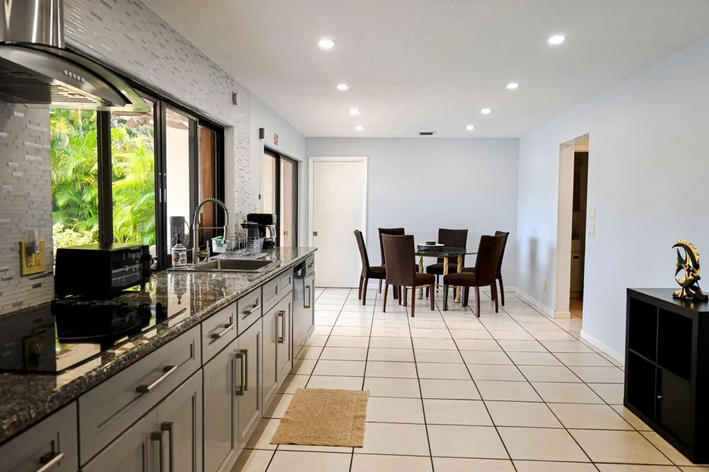 1104 WASHINGTON STREET Hollywood, FL 33019