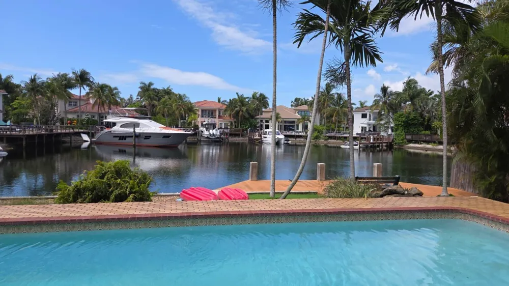 1104 WASHINGTON STREET Hollywood, FL 33019