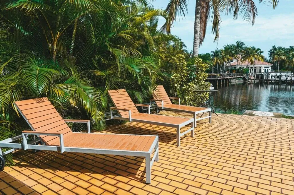 1104 WASHINGTON STREET Hollywood, FL 33019