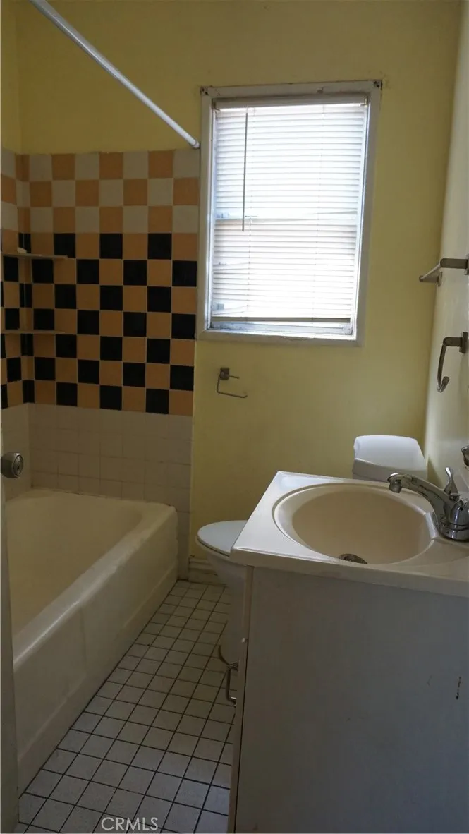 14916 Orchid Fontana, CA 92335