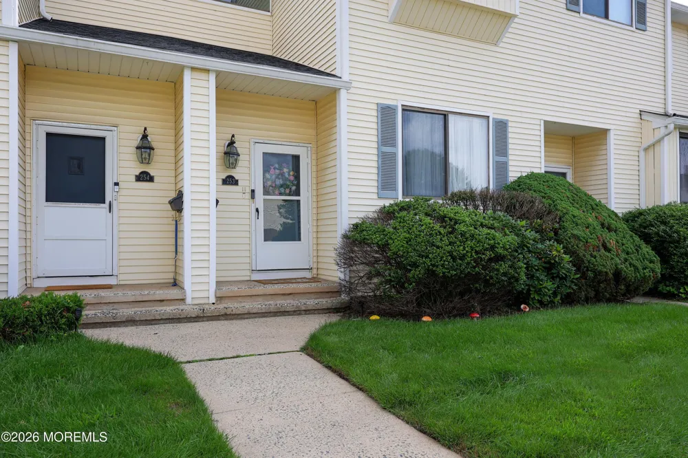 253 Clubhouse Drive Middletown, NJ 07748