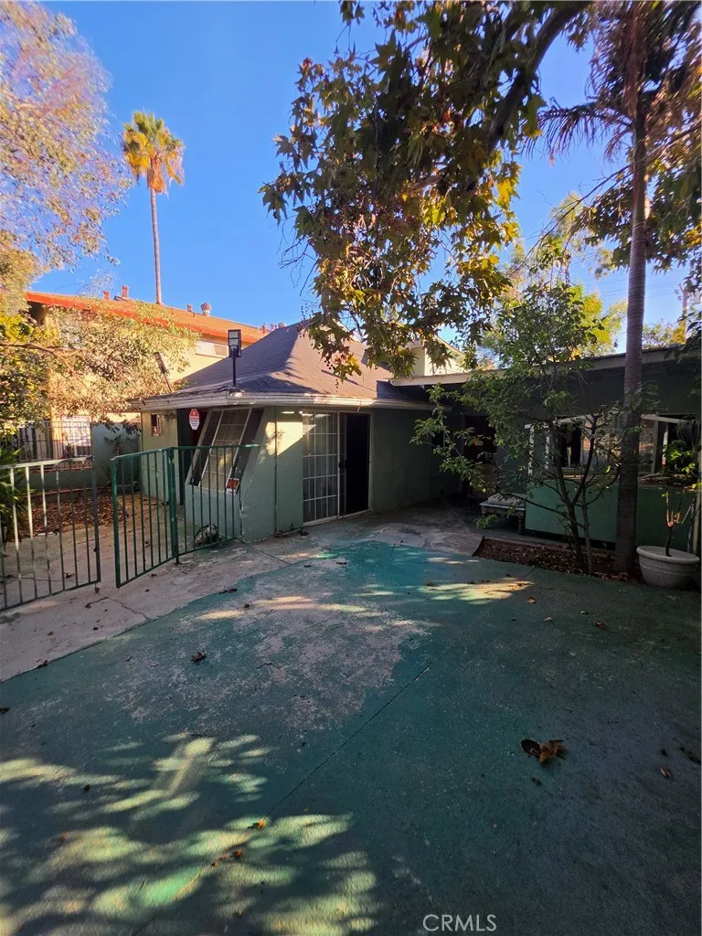 5925 Whitnall Highway Los Angeles, CA 91601