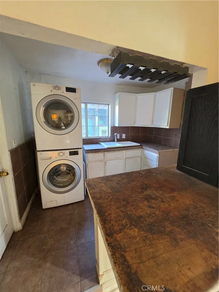 5925 Whitnall Highway Los Angeles, CA 91601