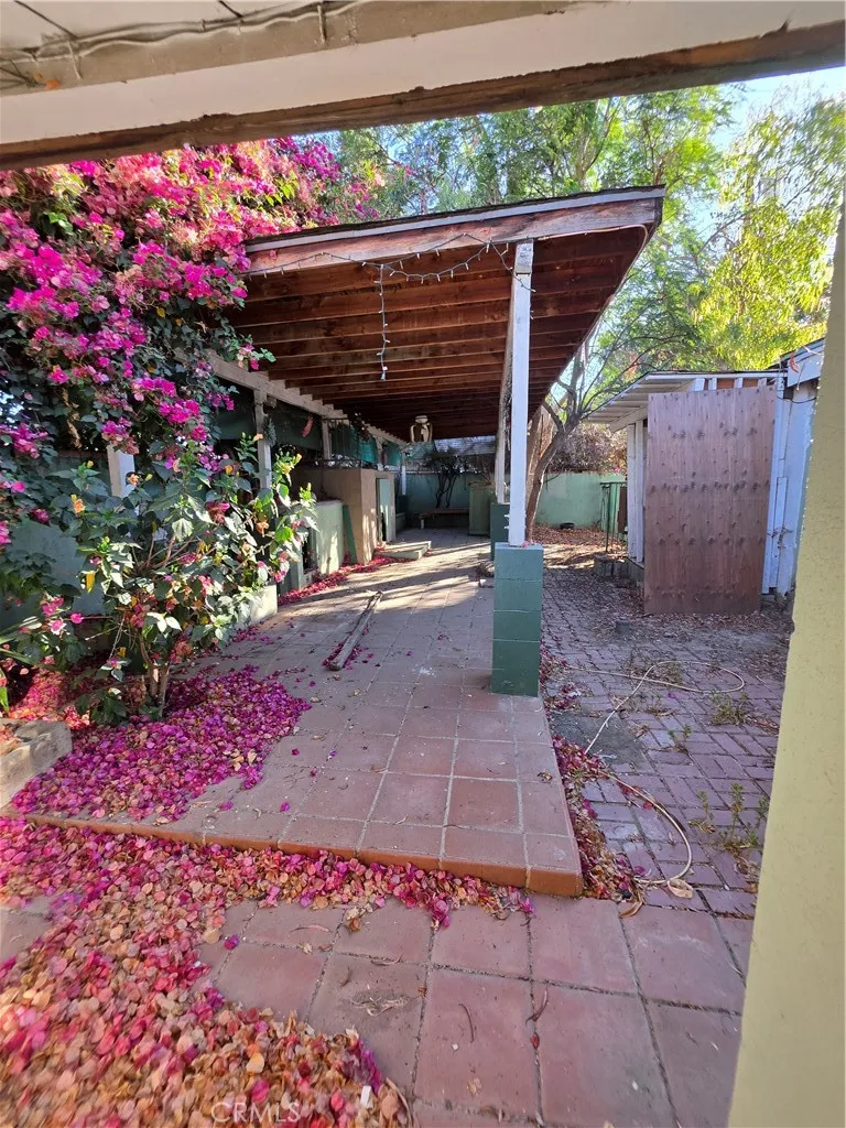 5925 Whitnall Highway Los Angeles, CA 91601