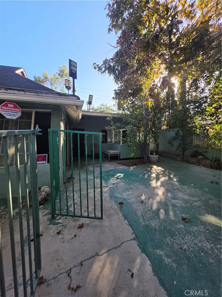 5925 Whitnall Highway Los Angeles, CA 91601