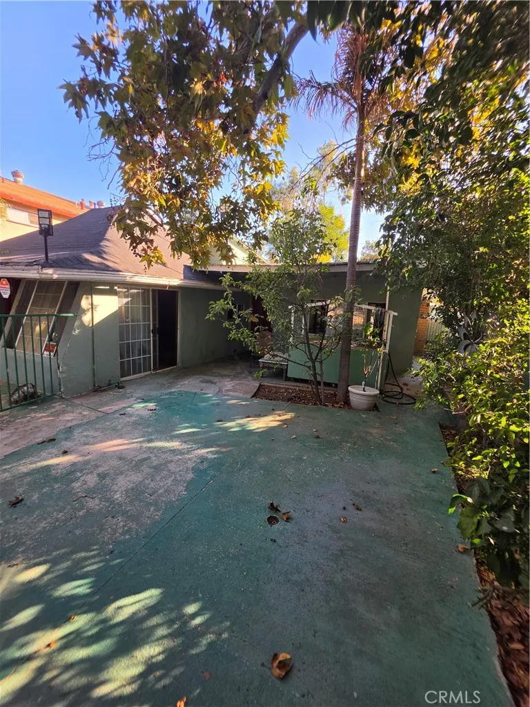 5925 Whitnall Highway Los Angeles, CA 91601