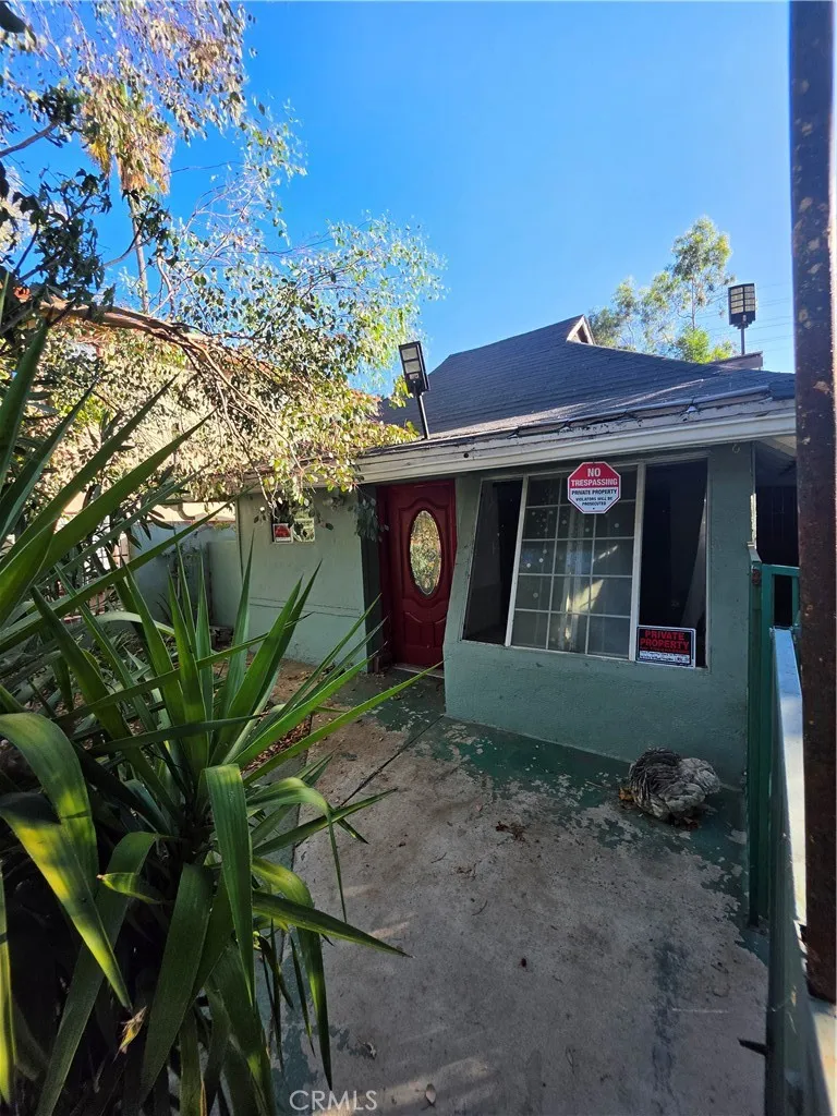 5925 Whitnall Highway Los Angeles, CA 91601