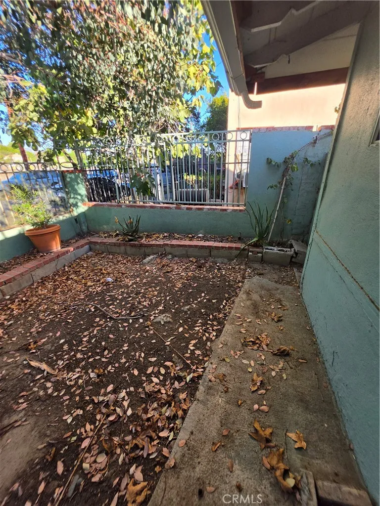 5925 Whitnall Highway Los Angeles, CA 91601