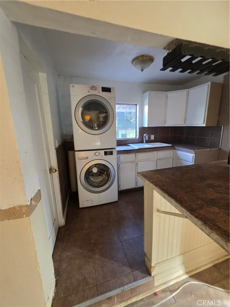 5925 Whitnall Highway Los Angeles, CA 91601