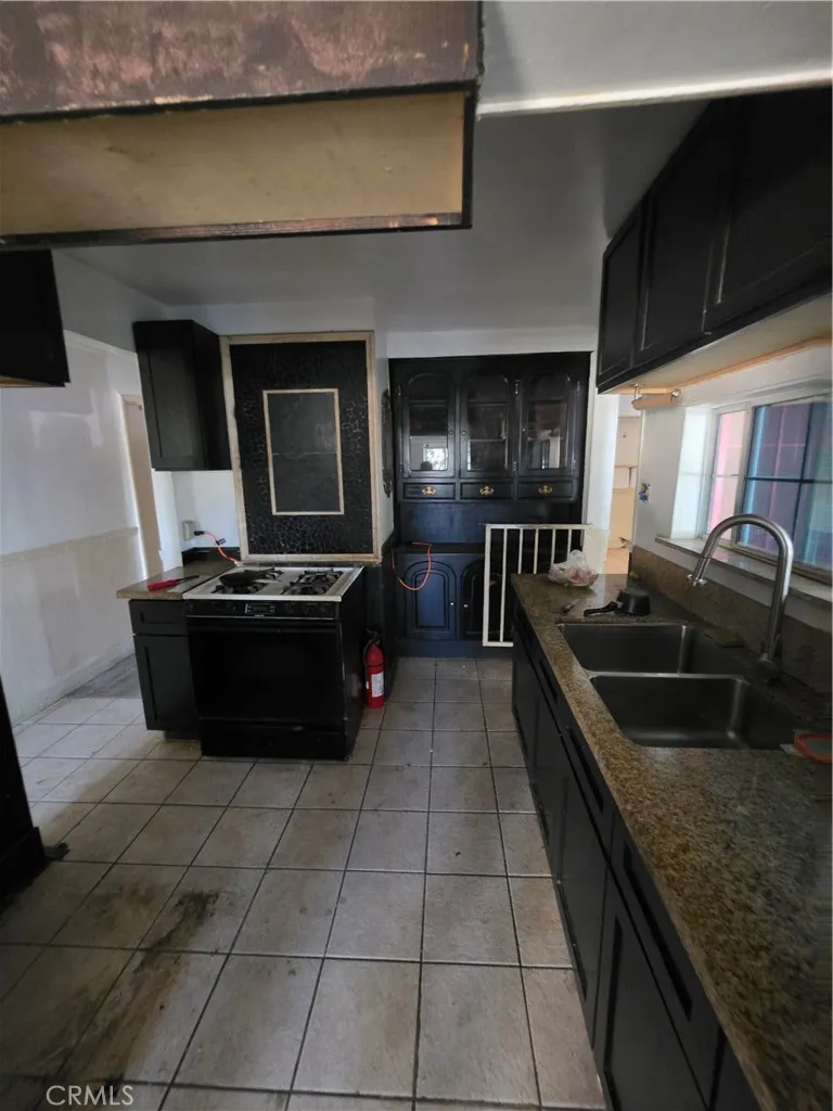 5925 Whitnall Highway Los Angeles, CA 91601