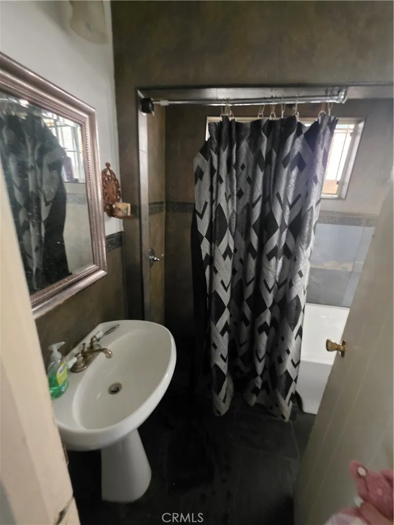 5925 Whitnall Highway Los Angeles, CA 91601