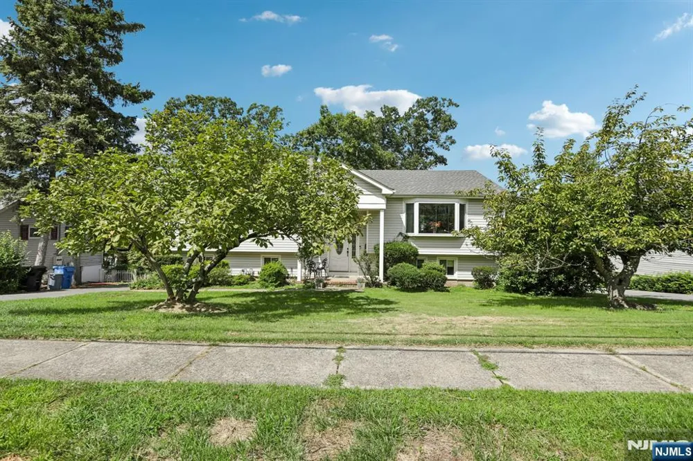 347 Alan Drive Paramus, NJ 07652