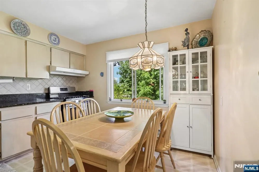 347 Alan Drive Paramus, NJ 07652