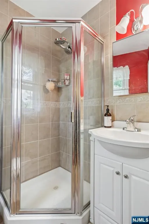 347 Alan Drive Paramus, NJ 07652