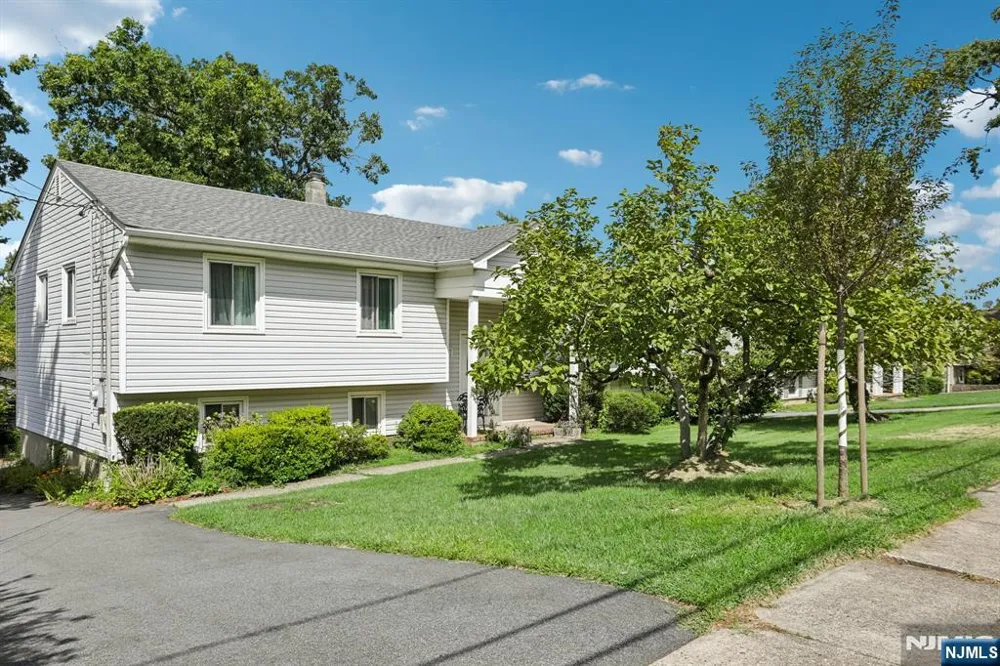 347 Alan Drive Paramus, NJ 07652