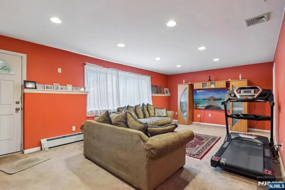 347 Alan Drive Paramus, NJ 07652