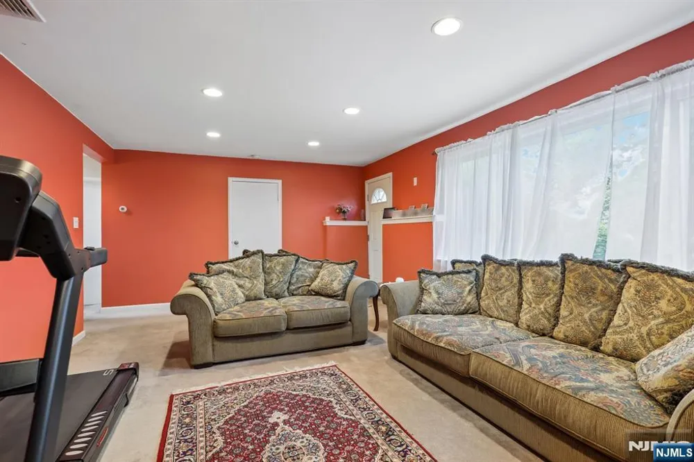 347 Alan Drive Paramus, NJ 07652