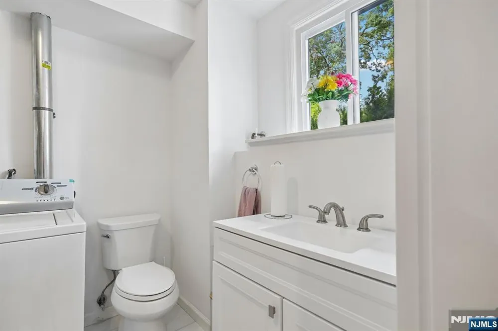 347 Alan Drive Paramus, NJ 07652