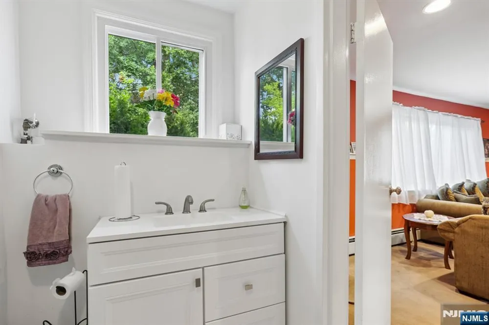 347 Alan Drive Paramus, NJ 07652