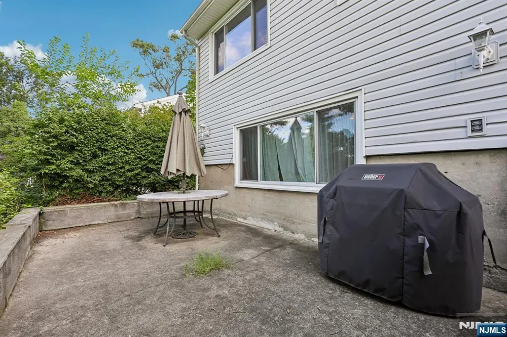 347 Alan Drive Paramus, NJ 07652