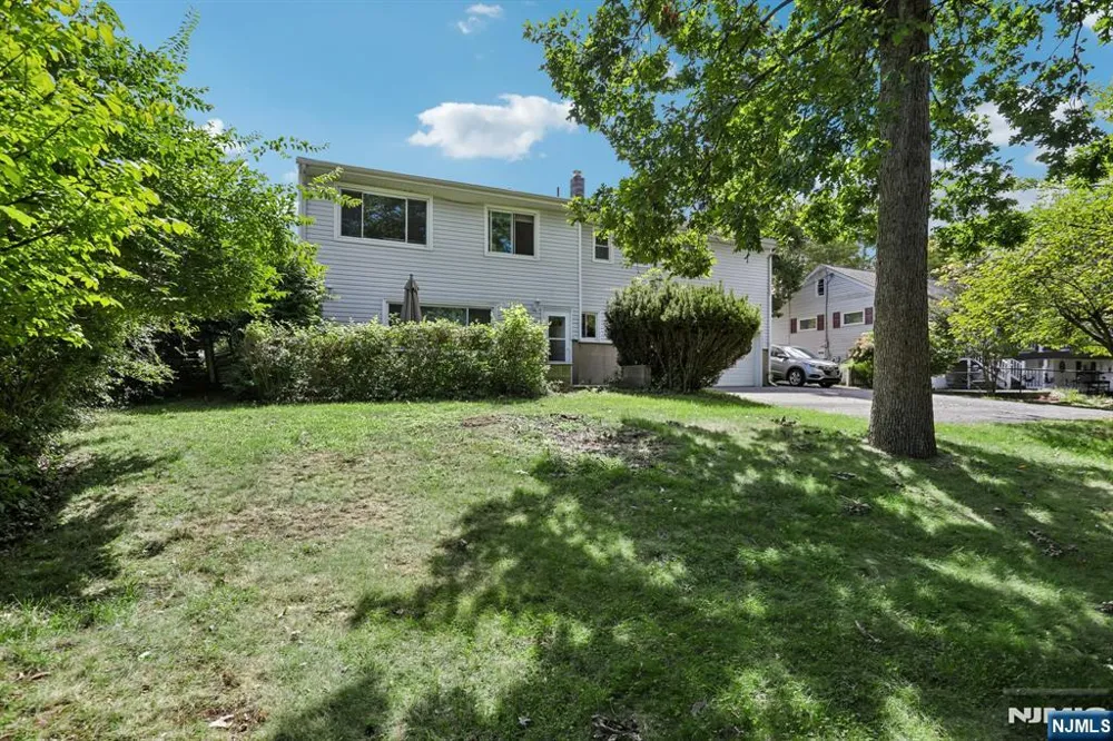 347 Alan Drive Paramus, NJ 07652