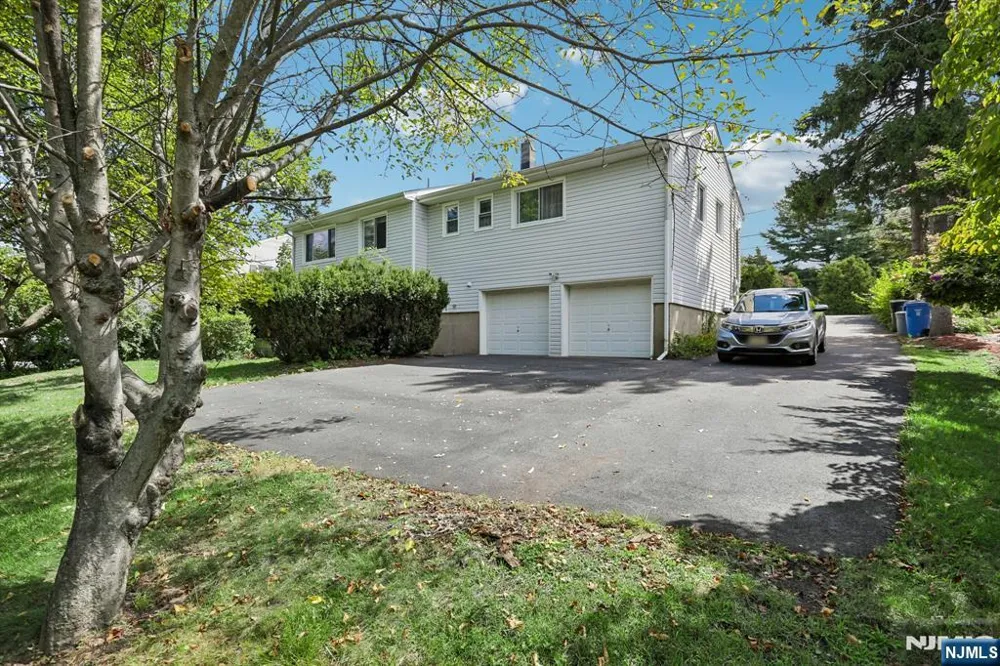 347 Alan Drive Paramus, NJ 07652