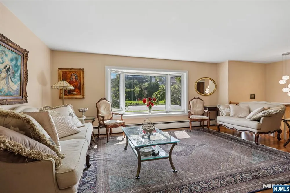 347 Alan Drive Paramus, NJ 07652