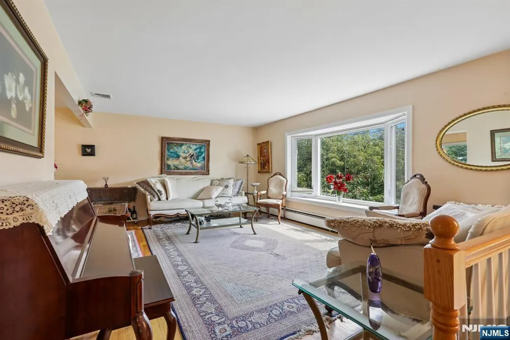 347 Alan Drive Paramus, NJ 07652