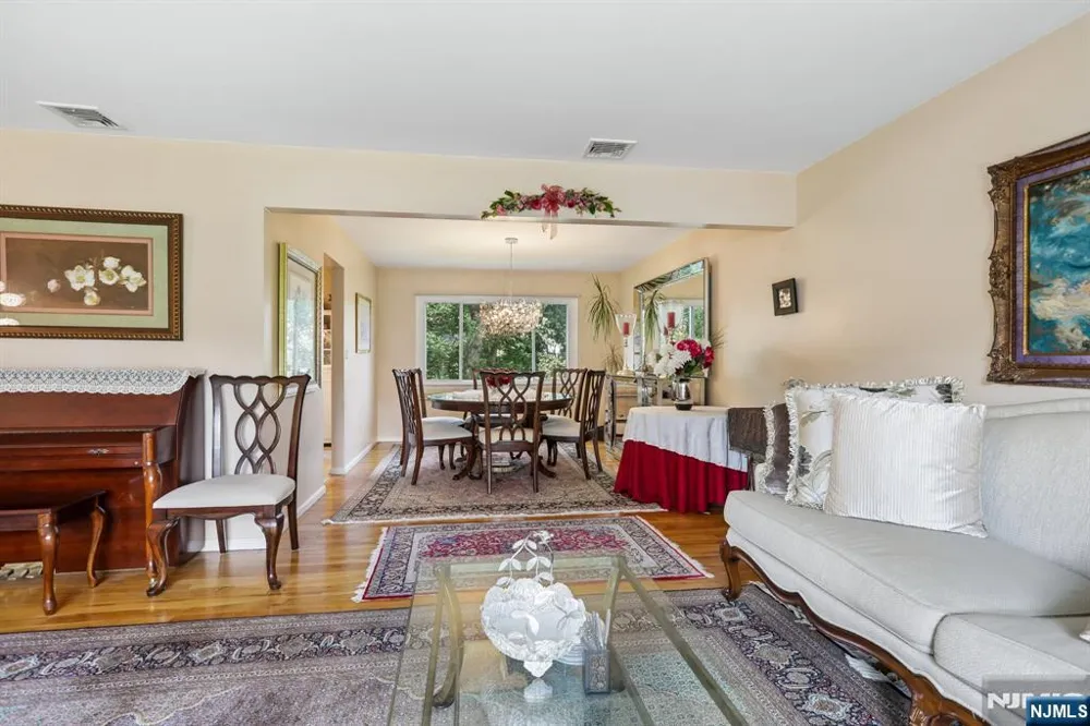 347 Alan Drive Paramus, NJ 07652