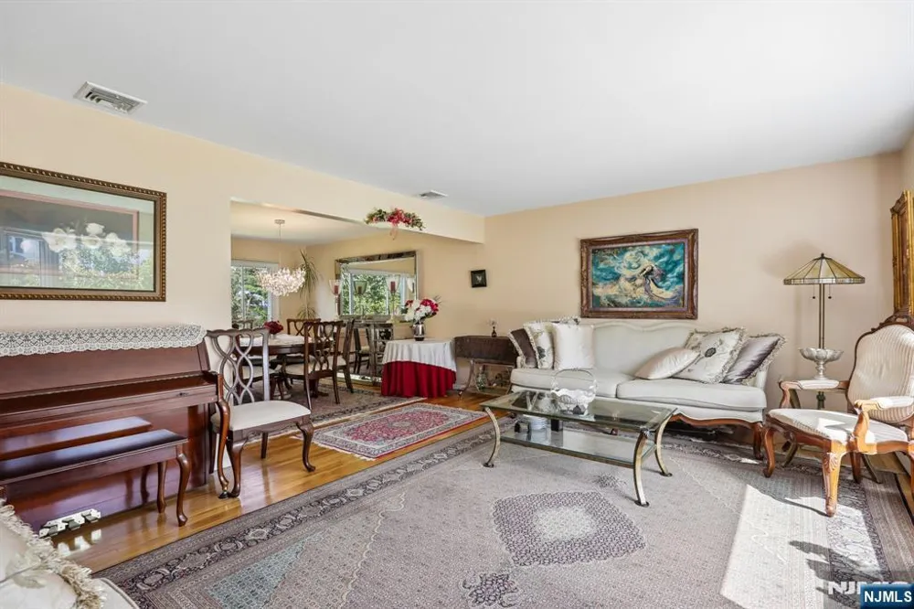 347 Alan Drive Paramus, NJ 07652