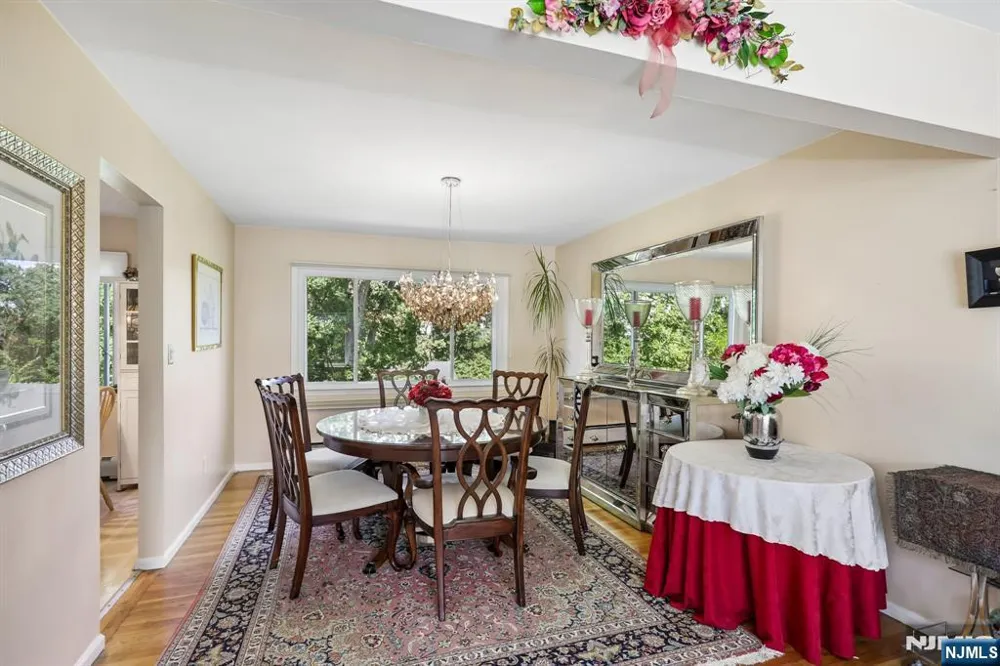 347 Alan Drive Paramus, NJ 07652