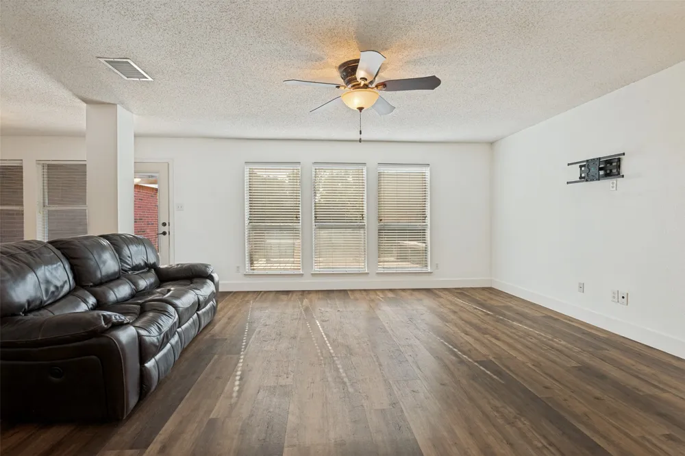 1421 Logan Drive Lancaster, TX 75146