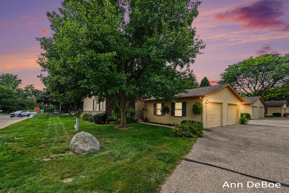 3250 Oxford Drive SE Kentwood, MI 49512