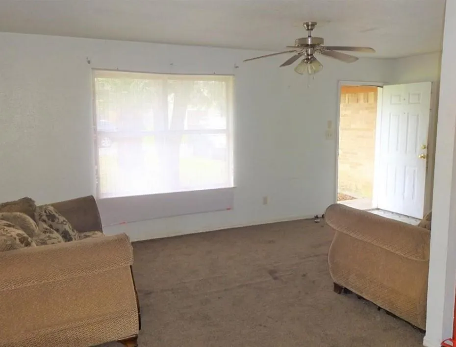 6617 N Lincoln Drive Hitchcock, TX 77563