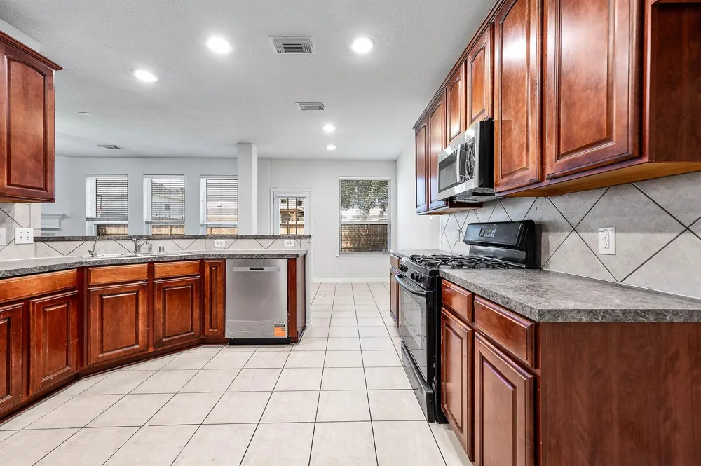 2032 Creek Shore Lane Pearland, TX 77581