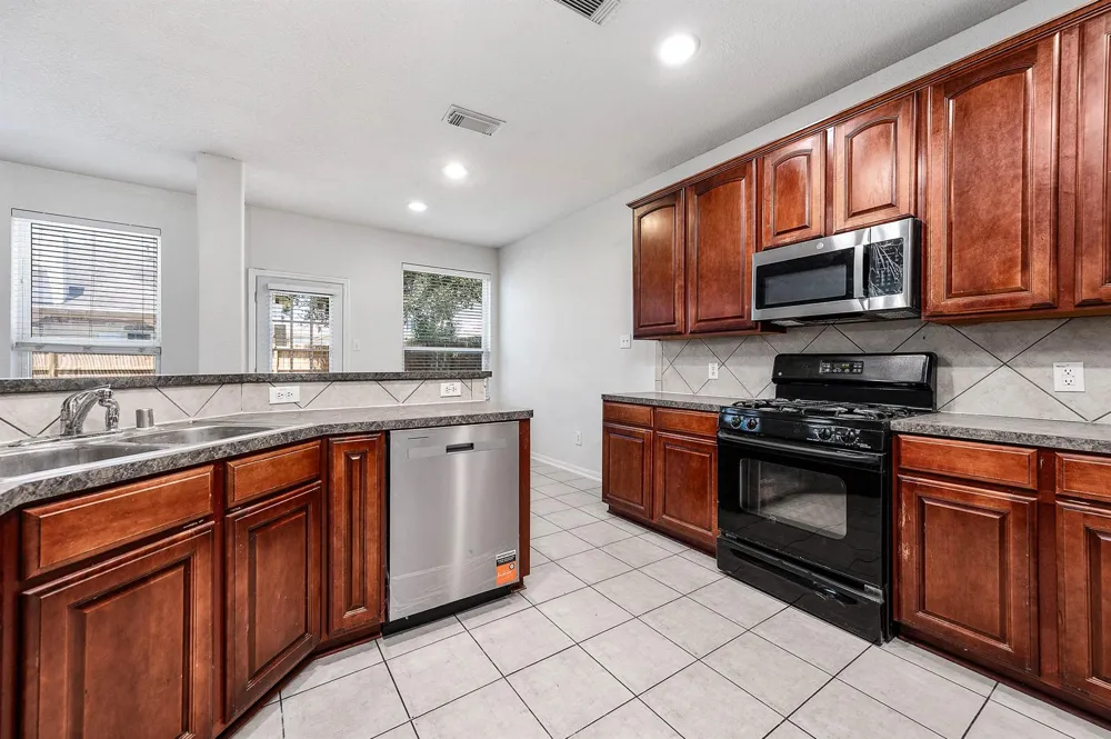 2032 Creek Shore Lane Pearland, TX 77581