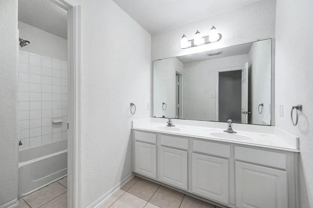 2032 Creek Shore Lane Pearland, TX 77581