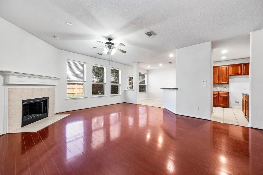 2032 Creek Shore Lane Pearland, TX 77581
