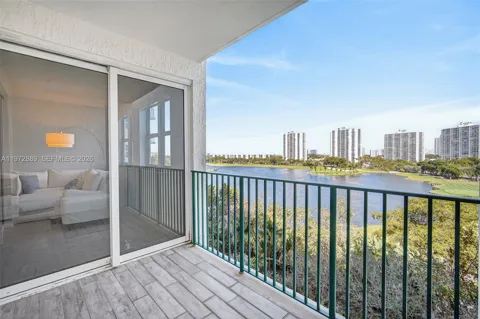 20000 E Country Club Dr #714
